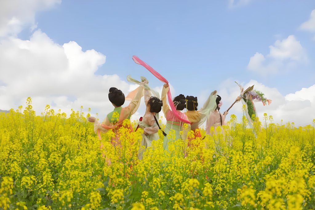 首山油菜花节拍照打卡的汉服女子