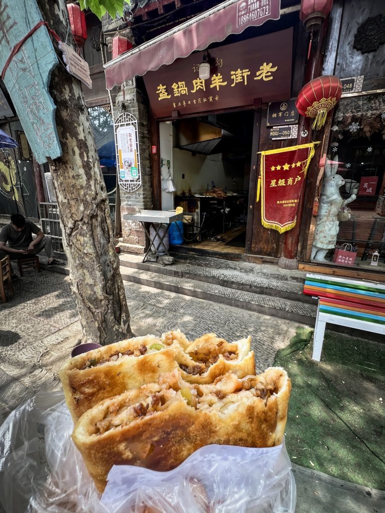 襄城明清古街勾记羊肉锅盔,外酥里嫩肉馅饱满,百年老字号特色美食打卡