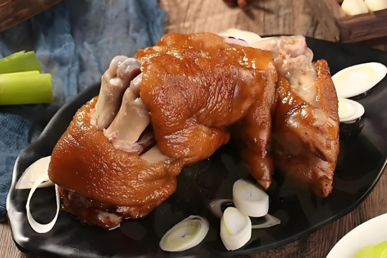 耿永德红烧猪蹄实拍： 精选前蹄经老汤慢炖，色泽红润如琥珀，皮糯筋软，胶质满满，呈现襄城地道风味。