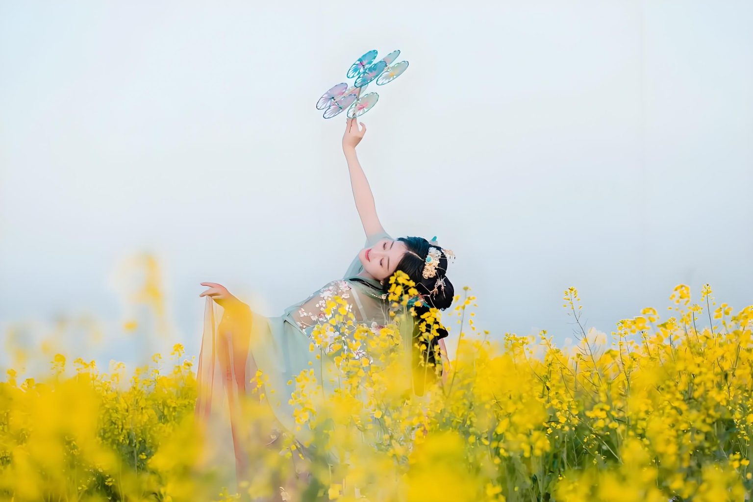 首山油菜花花海游人拍照打卡场景