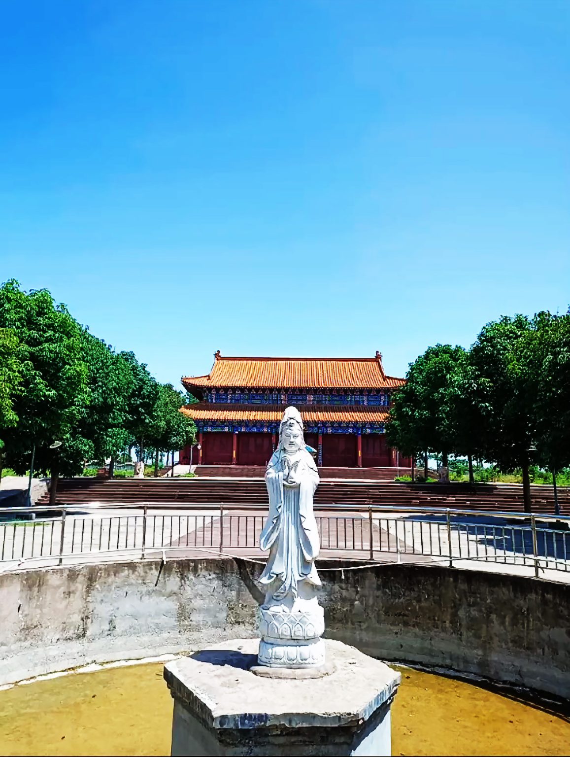 寺内供奉的庄严观音圣像