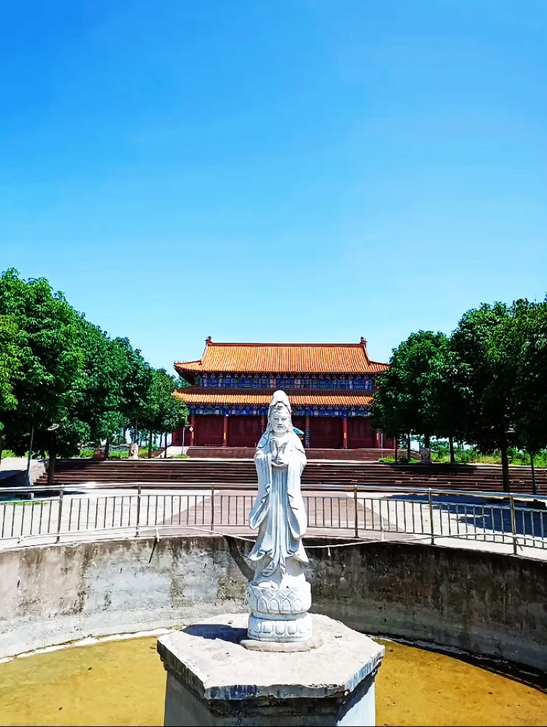 河南襄城白塔寺内供奉的汉白玉观音像,禅武文化圣地景观